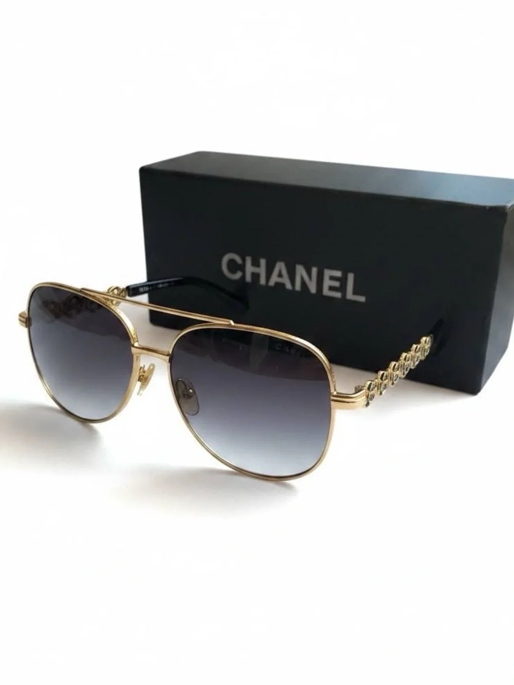 🕶️ Gold-Tone Aviator Sunglasses with Chain Detail 🕶️